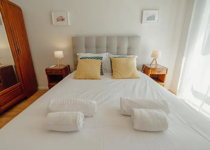 Apartment Downtown Design With Balcony By Vacationy