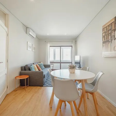 Downtown Design With Balcony By Vacationy * Πόρτο